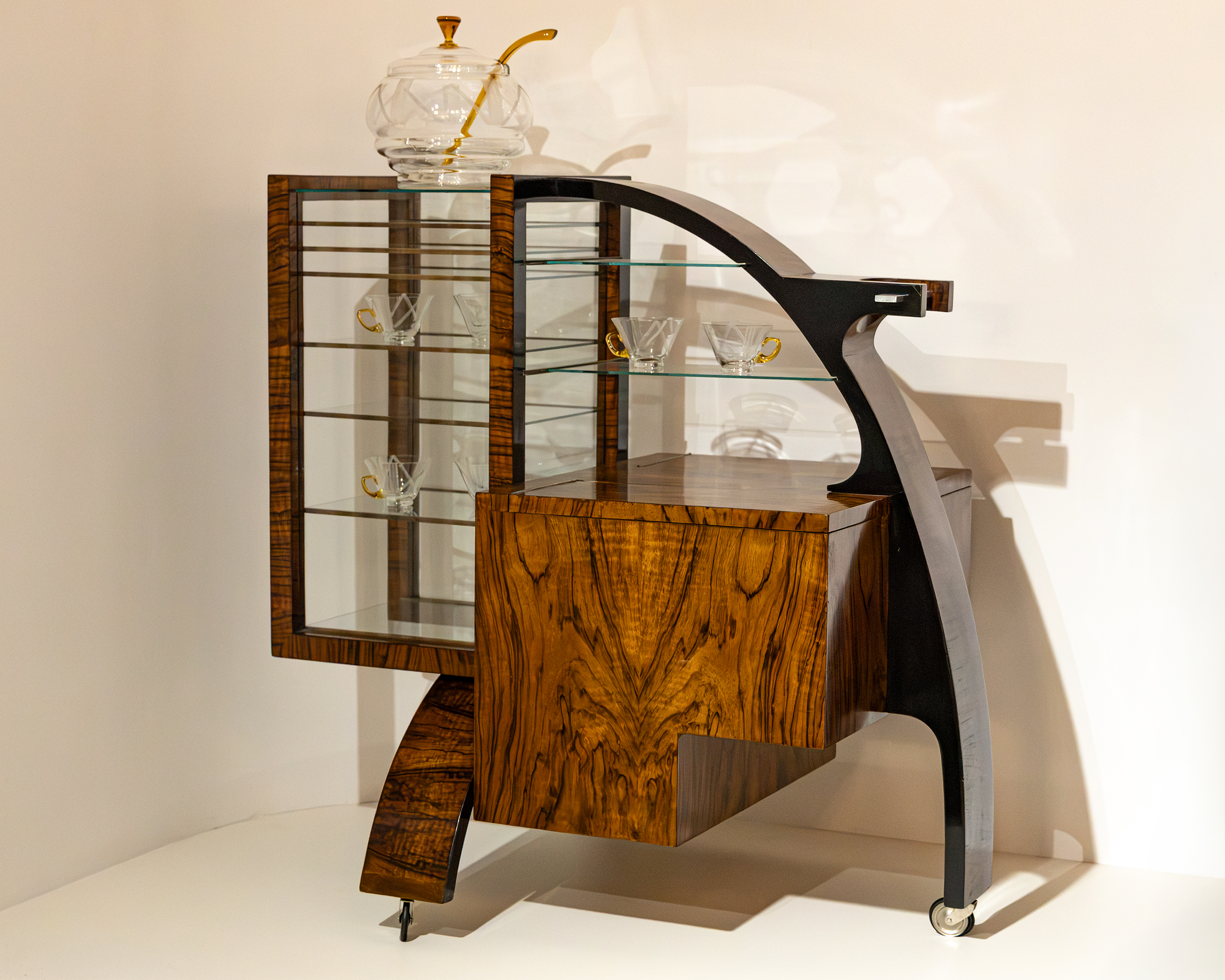 barek-art-deco-orzech-designe-muzeum.jpg